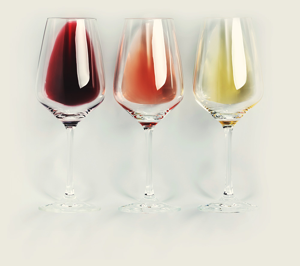 Rödvin, rosévin och vitt vin i vinglas